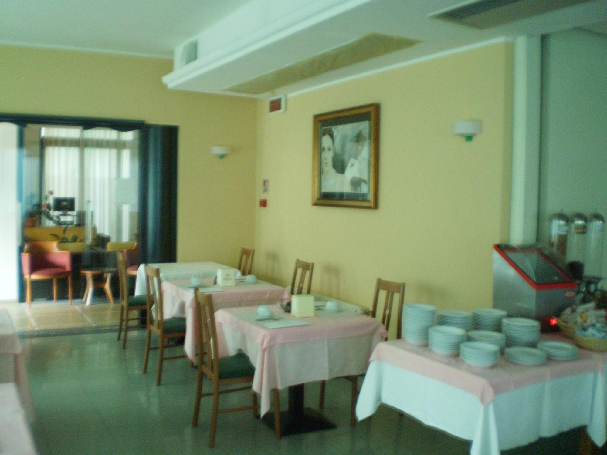 Hotel La Perla Roseto Degli Abruzzi Exterior foto
