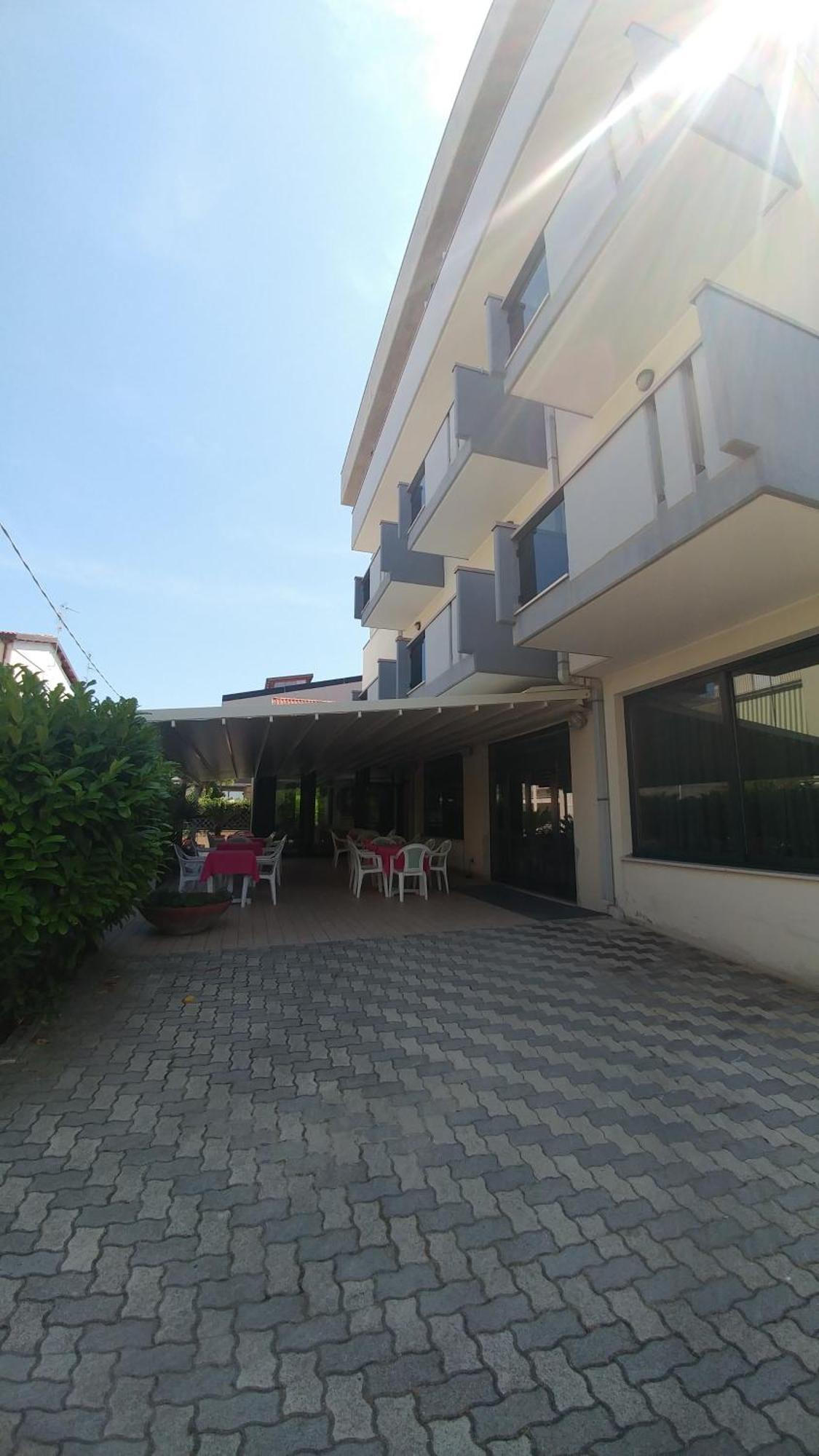Hotel La Perla Roseto Degli Abruzzi Exterior foto