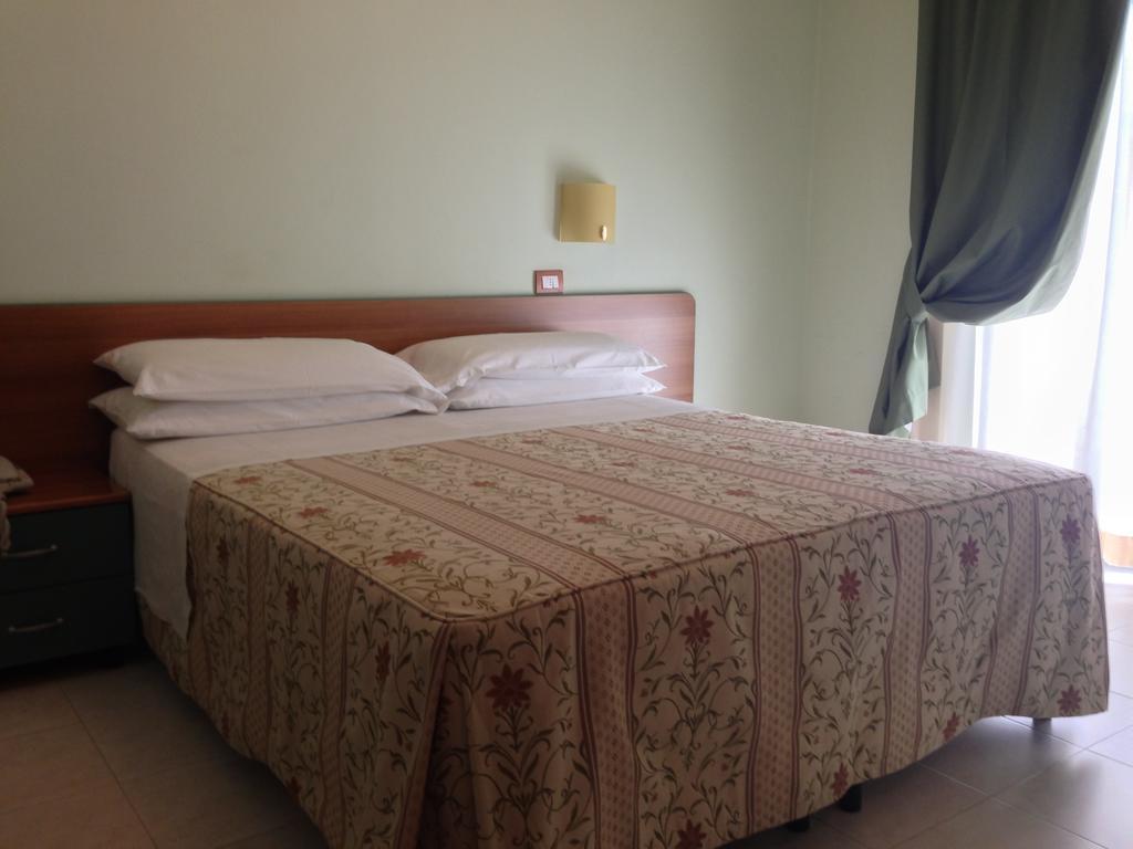 Hotel La Perla Roseto Degli Abruzzi Exterior foto