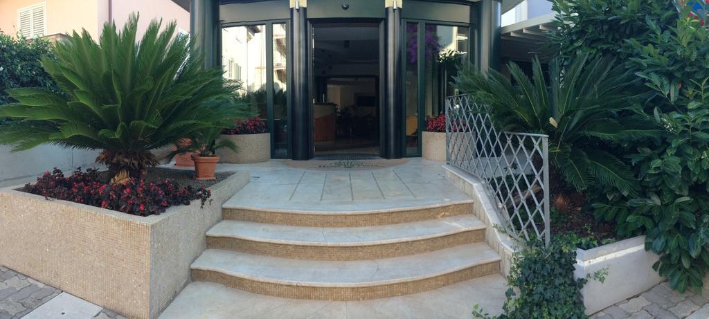 Hotel La Perla Roseto Degli Abruzzi Exterior foto