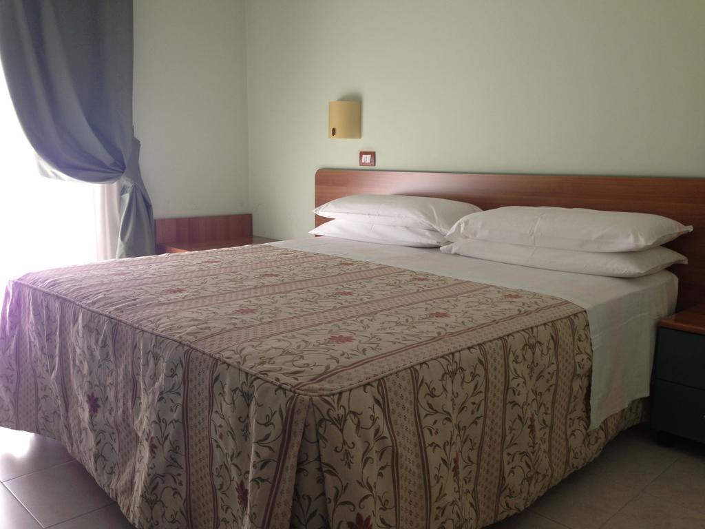 Hotel La Perla Roseto Degli Abruzzi Exterior foto