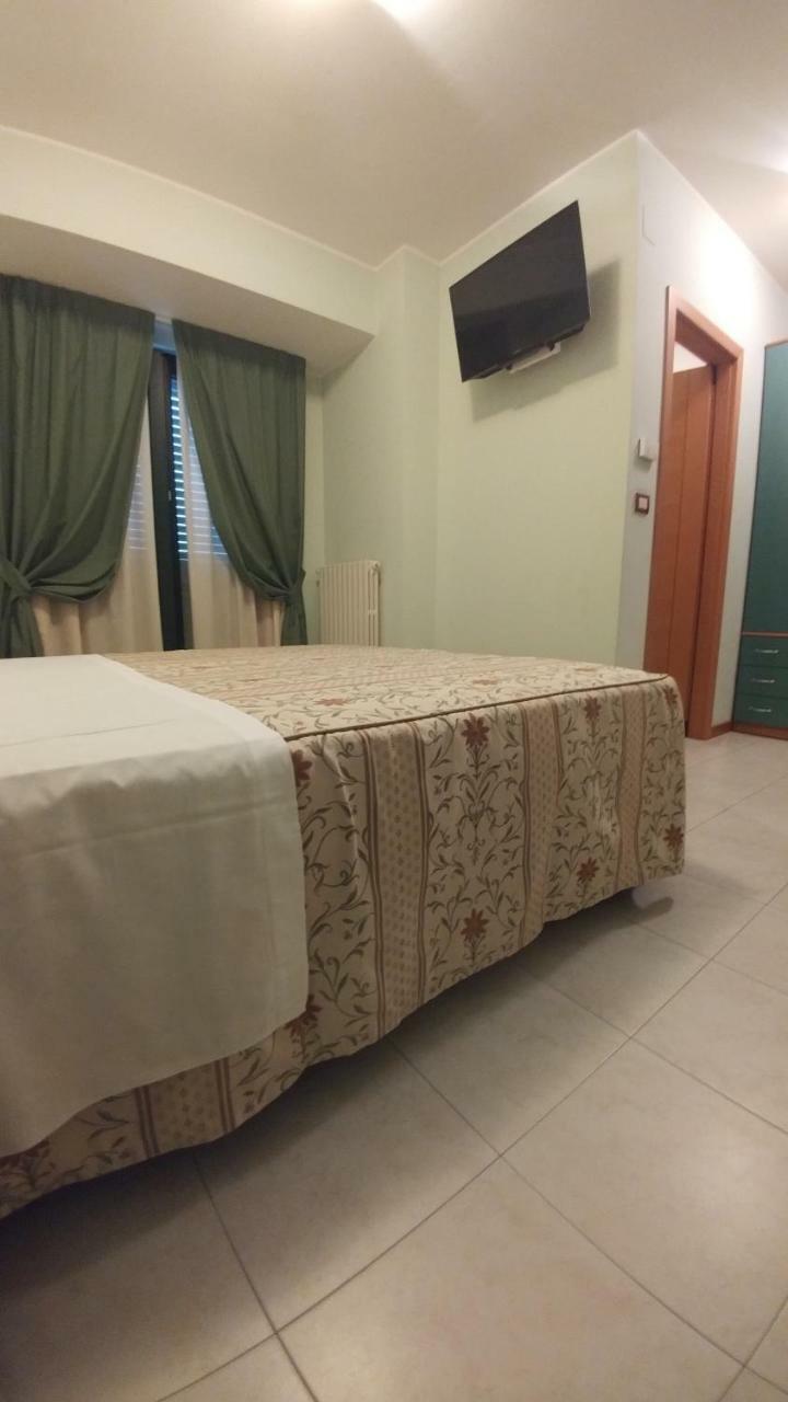 Hotel La Perla Roseto Degli Abruzzi Exterior foto